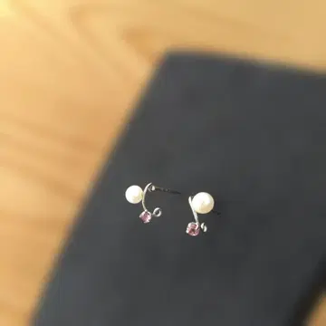 페스타리아 펄과 핑크 스톤의 귀걸이