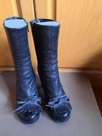 블랙 가죽 프린지 장식 부츠 힐 10cm