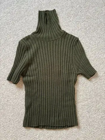 C.P.COMPANY 씨피 컴퍼니 올리브 그린 리브 니트