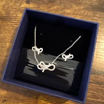 스와로브스키 리본 펜던트 귀걸이