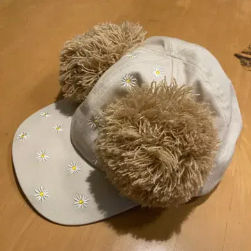 Bebe Bean 폼폼 포함 캡