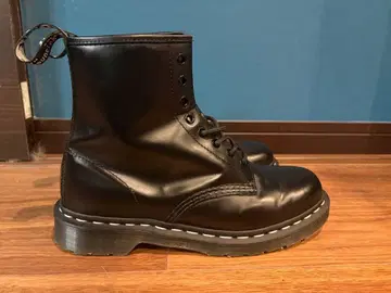 닥터마틴 1460 화이트 스티치 8홀 부츠