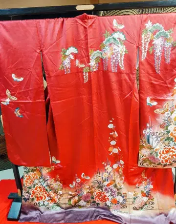 붉은 후리소데 등나무 꽃과 나비 자수