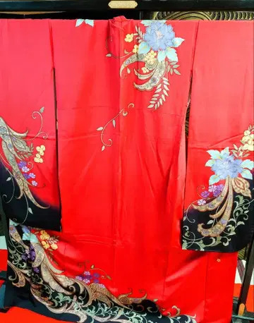 빨간색 꽃무늬 자수 후리소데