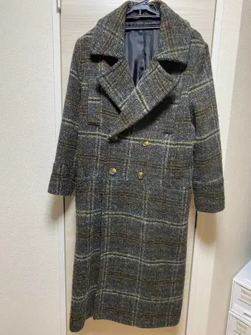 그레이 계열 체크 더블 브레스트 롱 코트