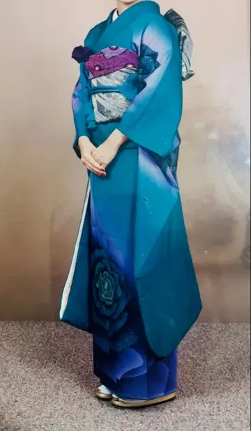 파란색 계열 꽃무늬 후리소데 기모노