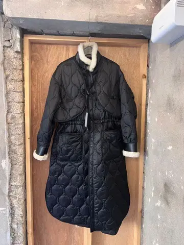 THEILMA 블랙 다운 롱 코트