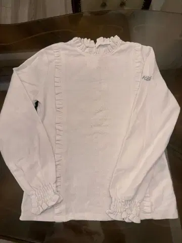 KISS ON THE GREEN 프릴 달린 화이트 긴팔 T셔츠