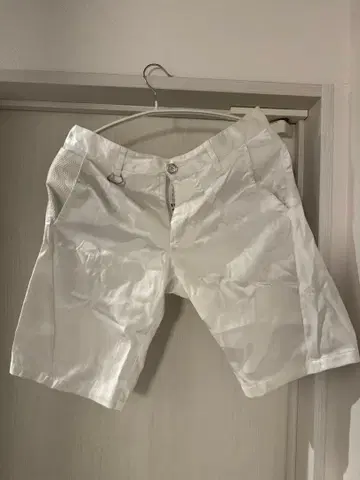 마크앤로나 [ MARK & LONA ] 카모플라쥬 반바지 화이트