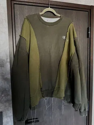 Discovered Champion 패치워크 맨투맨 올리브