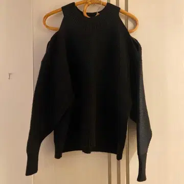 ZARA 오프숄더 블랙 니트 긴팔