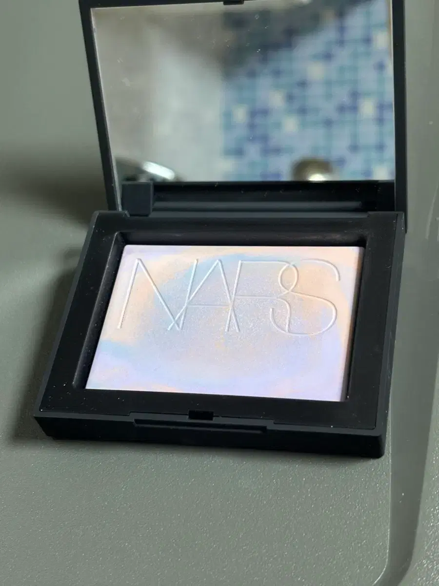 나스 라이트 리플렉팅 프리즈마틱 파우더 인터스텔라