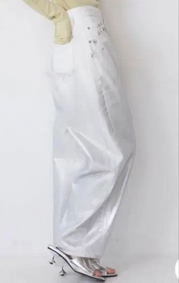 미사용 새상품 MURUA 메탈릭 코쿤 데님 사이즈 2