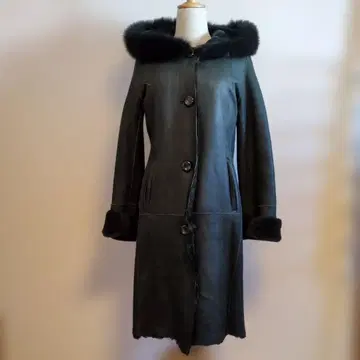 새상품급 블랙 가죽 후드 부착 리얼 무스탕 코트