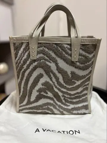 A VACATION 제브라 패턴 미니 토트백