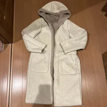 후드 부착 무스탕 코트 아이보리 베이지