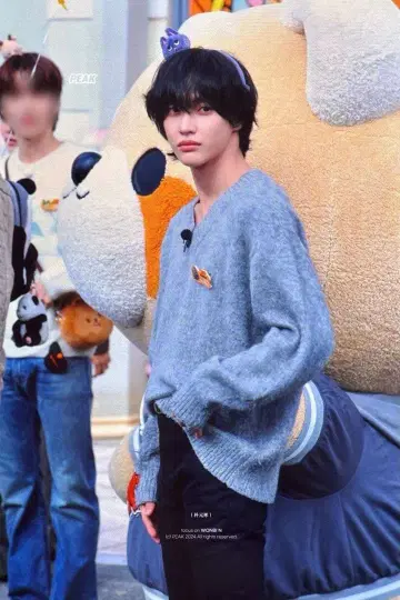 HEUTE 모헤어 V넥 니트 RIIZE 원빈 착용