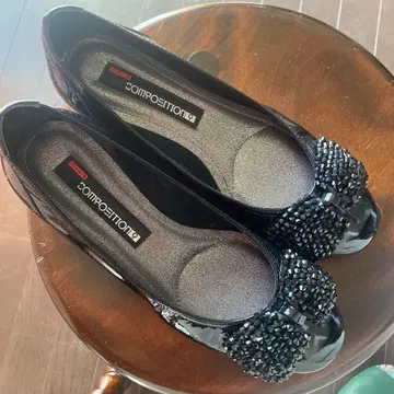 Composition 9 비쥬 장식 에나멜 플랫 펌프스 22.5cm