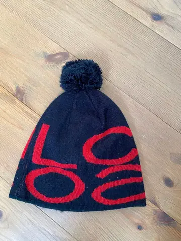 폼폼 포함 블랙 레드 니트 모자 COAL