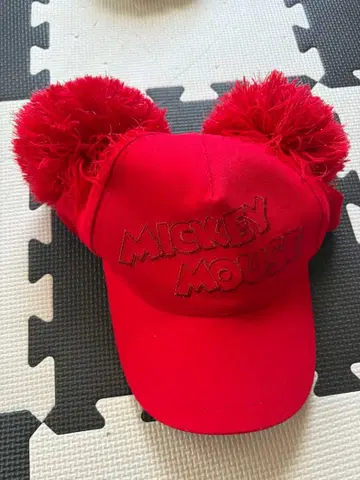 미키마우스 폼폼 포함 빨간색 캡