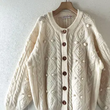 케이블 짜임 폼폼 니트 가디건 아이보리 내추럴 루즈핏