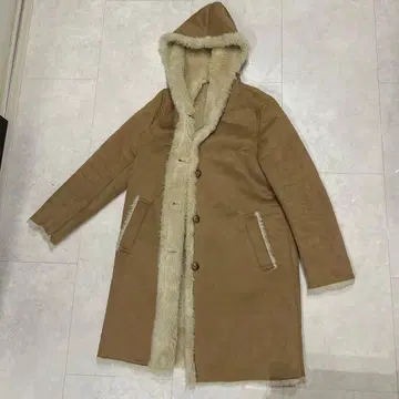 베이지 후드 부착 무스탕 코트 M 사이즈