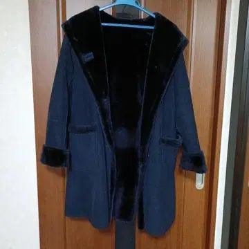 새상품급 중고 DoCLASSE 페이크 무스탕 후드 부착 코트 네이비 9호