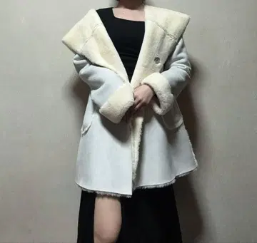 화이트 무스탕 코트 후드 부착