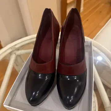 마크제이콥스 블랙과 빨간색 스틸레토 하이힐