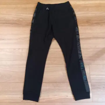 유니폼 익스페리먼트 맨투맨 라인 팬츠 블랙 1