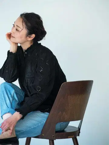 허그아워 컷워크 레이스 프릴 블라우스 블랙 프랑스 앤티크 레이스