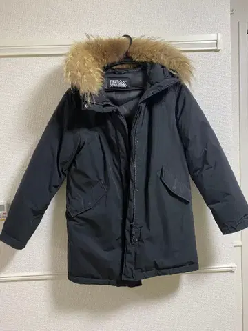 FIRST DOWN 블랙 다운 자켓