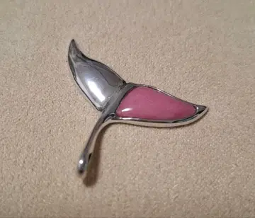 고래 꼬리 펜던트 탑