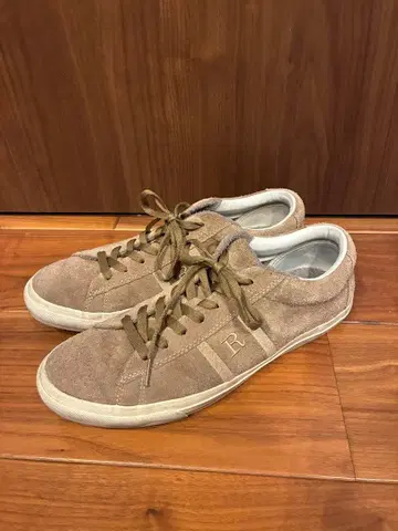 REGAL 베이지 스웨이드 로고 스니커즈