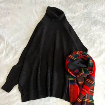 거의 새것 컨디션 최상 카구레 울 100 터틀넥 니트 짙은 그레이 루즈핏