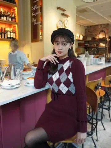 Her lip to Tweed Beret