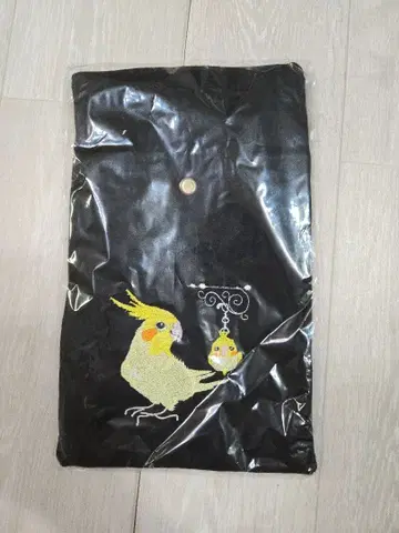 마메코 타마메코 캔버스 지퍼 미니백 오카메앵무새 자수 사코슈 블랙