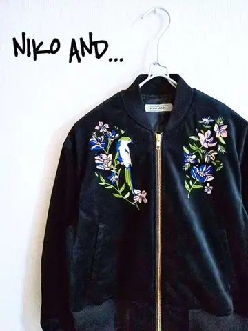 D221971 NIKO AND - 새틴 자수 블루종