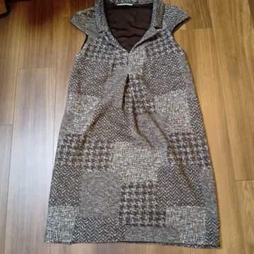 BEATRICE 슬리브리스 무릎 기장 원피스