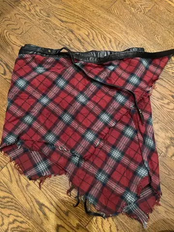 KMRii 빨간색과 검은색 체크 무늬 플레어 스커트