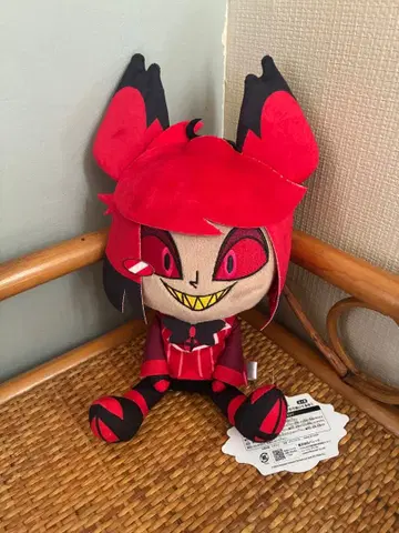 해즈빈 호텔 알래스터 앉아 봉제 인형