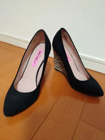 블랙 레오파드 무늬 웨지 24.5cm 새상품급 스웨이드 펌프스 베티 존슨
