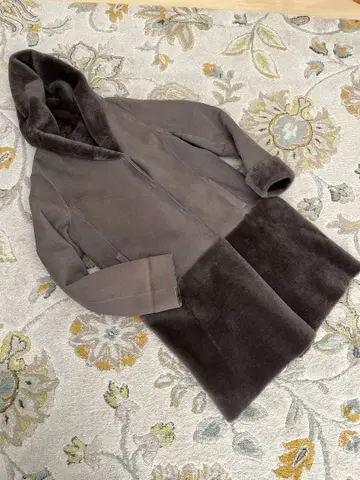 그레이 후드 부착 무스탕 롱 코트