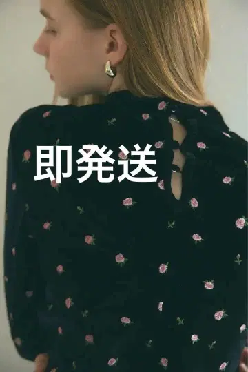 Rosy luce FLOWER VELOR TOPS (플라워 벨로아 상의)