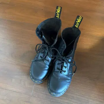 Dr. Martens 블랙 워크 부츠