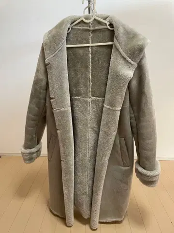 그레이 후드 부착 무스탕 코트