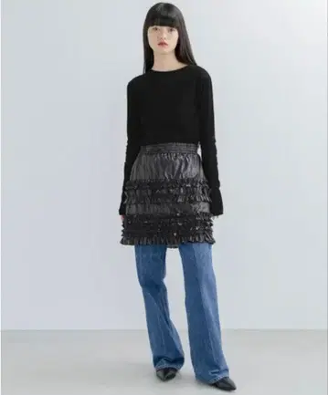 [ yuw ] 메탈릭 프릴 미니 스커트 로리즈팜 블랙