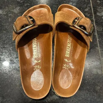 BIRKENSTOCK 브라운 슬라이드 샌들 36