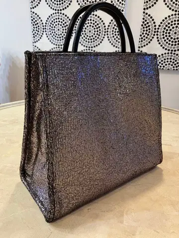 컨디션 최상 메탈릭 실버 크랙 가공 토트백