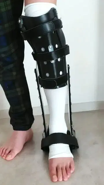 왼쪽 단하지 보조기